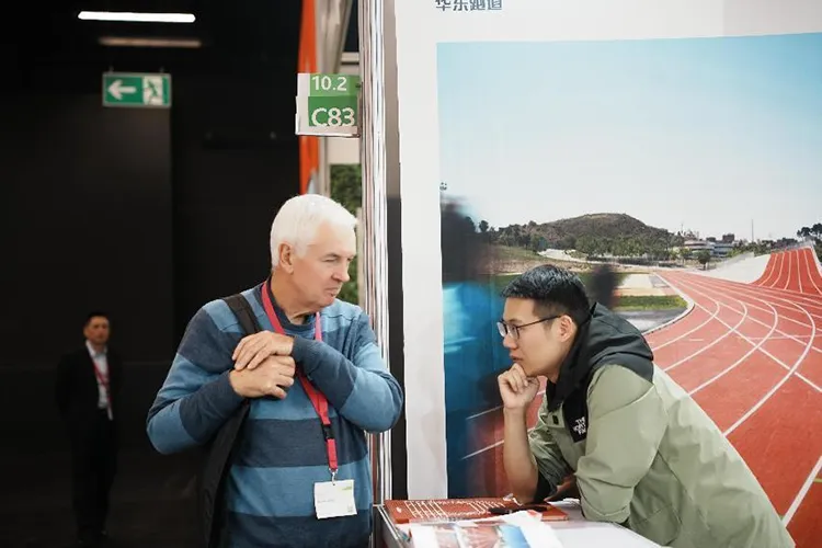 Fotos con clientes en la exposición.